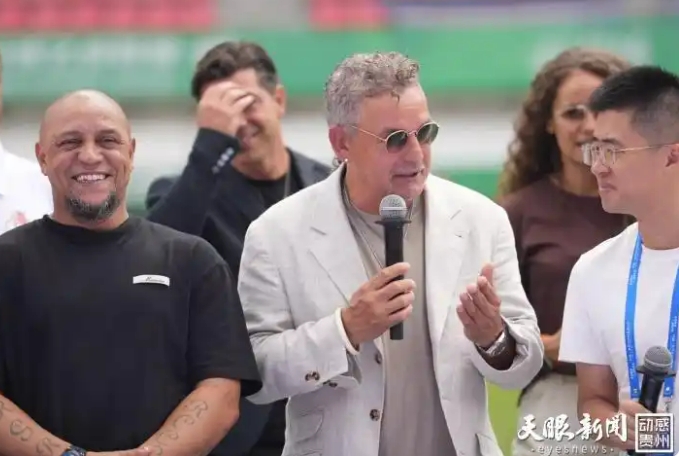 Футбол ж?лдыздары Баджо мен Карлос Гуйчжоу?а ?Ауыл футбол жарысын? к?руге келд?