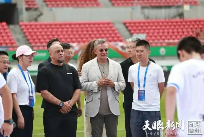 Футбол ж?лдыздары Баджо мен Карлос Гуйчжоу?а ?Ауыл футбол жарысын? к?руге келд?