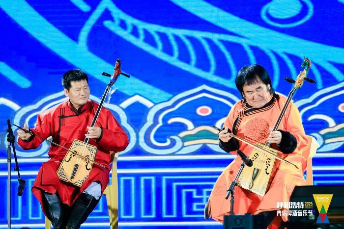 Атбас ?обызды? ?н?н ест?се??з бейне жайлауда т?мен т?лпар ж?й?тк?п келе жат?андай сез?лед?