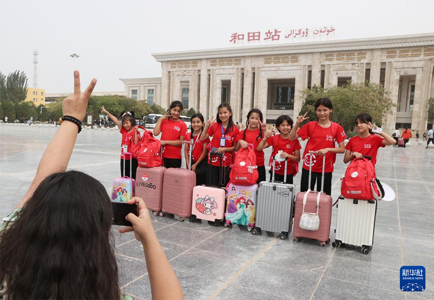 Шы?жа?ды? ?ыз Тяньаньмэнь ала?ына кел?п, ту к?теру р?с?м?не ?атысты