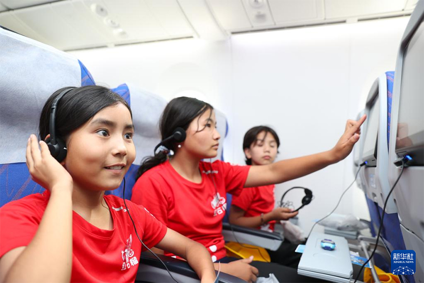 Шы?жа?ды? ?ыз Тяньаньмэнь ала?ына кел?п, ту к?теру р?с?м?не ?атысты