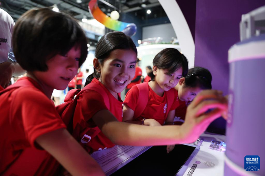 Шы?жа?ды? ?ыз Тяньаньмэнь ала?ына кел?п, ту к?теру р?с?м?не ?атысты