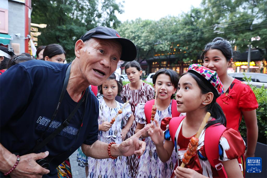 Шы?жа?ды? ?ыз Тяньаньмэнь ала?ына кел?п, ту к?теру р?с?м?не ?атысты