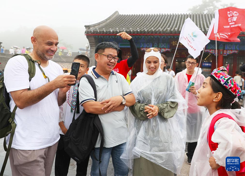 Шы?жа?ды? ?ыз Тяньаньмэнь ала?ына кел?п, ту к?теру р?с?м?не ?атысты