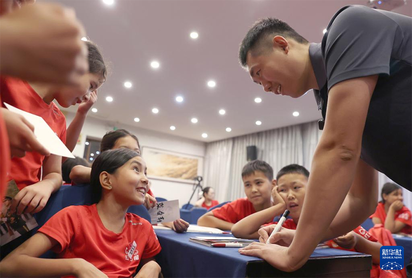 Шы?жа?ды? ?ыз Тяньаньмэнь ала?ына кел?п, ту к?теру р?с?м?не ?атысты