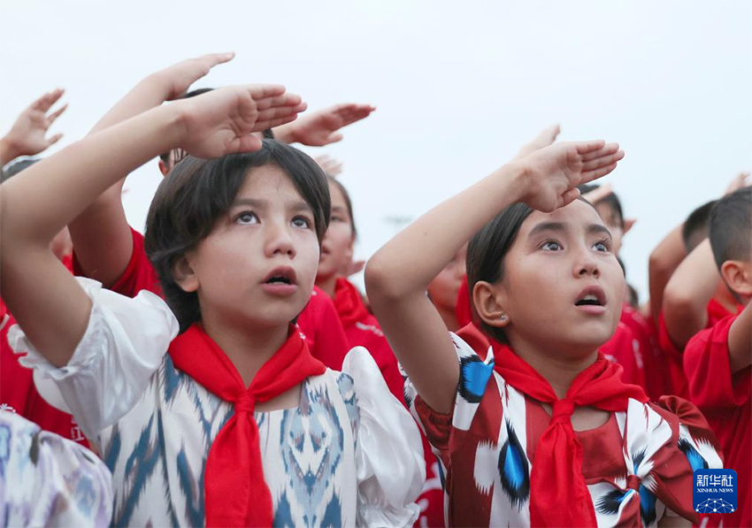 Шы?жа?ды? ?ыз Тяньаньмэнь ала?ына кел?п, ту к?теру р?с?м?не ?атысты