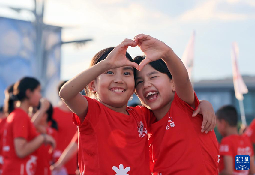 Шы?жа?ды? ?ыз Тяньаньмэнь ала?ына кел?п, ту к?теру р?с?м?не ?атысты