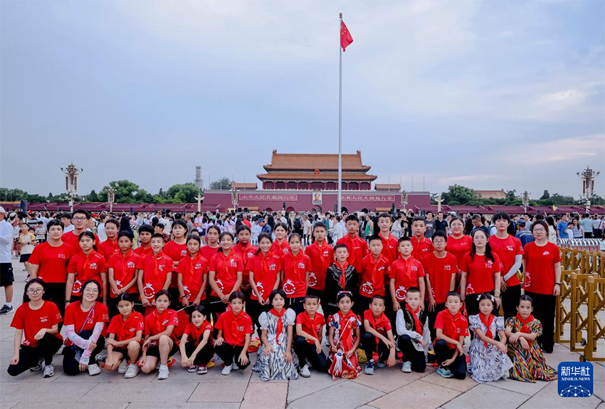 Шы?жа?ды? ?ыз Тяньаньмэнь ала?ына кел?п, ту к?теру р?с?м?не ?атысты