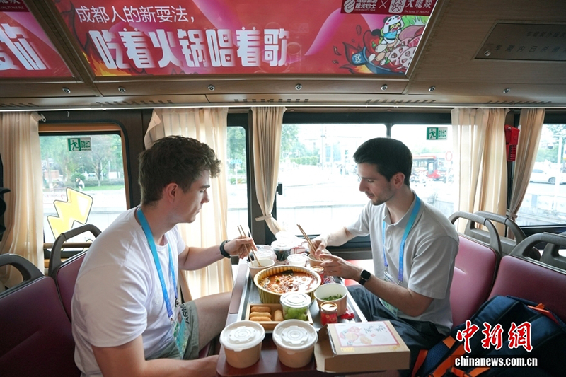 Шетелд?к спортшылар Д?ниеж?з?л?к ойындарда Чэндуда?ы т?рмысты? тынысын сез?нд?