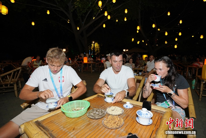 Шетелд?к спортшылар Д?ниеж?з?л?к ойындарда Чэндуда?ы т?рмысты? тынысын сез?нд?