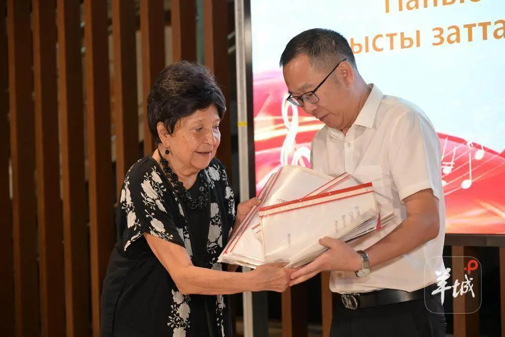 Бай?адамова Гуанчжоу?а Сянь Синхайды? ??нды м?дени ж?д?герлер?н сыйлады