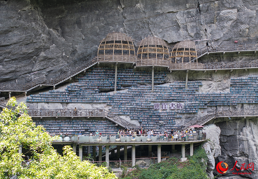 Гуансид?? Хэчи жартасында?ы к?тап д?кен? туристерд? ?ызы?тырды