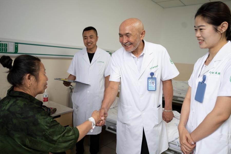 ?аза?станды? к?з д?р?гер? ?ытайда шетелд?ктерге арнал?ан м??г?л?к т?р?ындар жеке ку?л?г?н алды