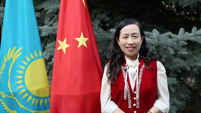 Алматыда Абайды? жырлары ?ытай т?л?нде жа??ырды