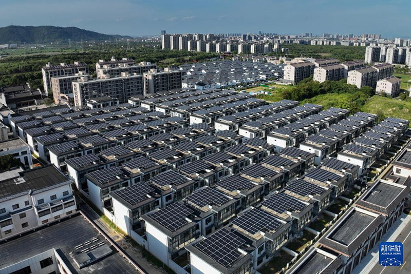 Чжэцзян ?лкес? Нинбо ?аласында ауылды? ?йлерд?? шатырында?ы фотоэлектрл?к жобалар электр жел?с?не ?осылды