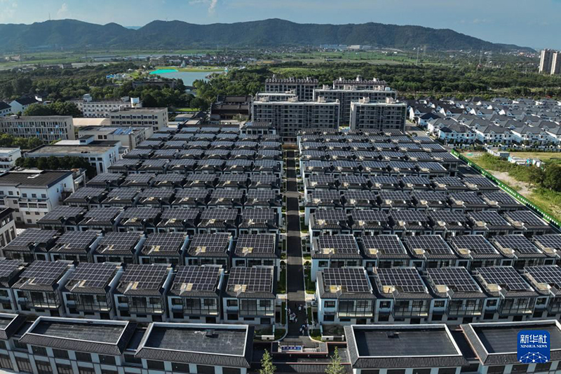 Чжэцзян ?лкес? Нинбо ?аласында ауылды? ?йлерд?? шатырында?ы фотоэлектрл?к жобалар электр жел?с?не ?осылды