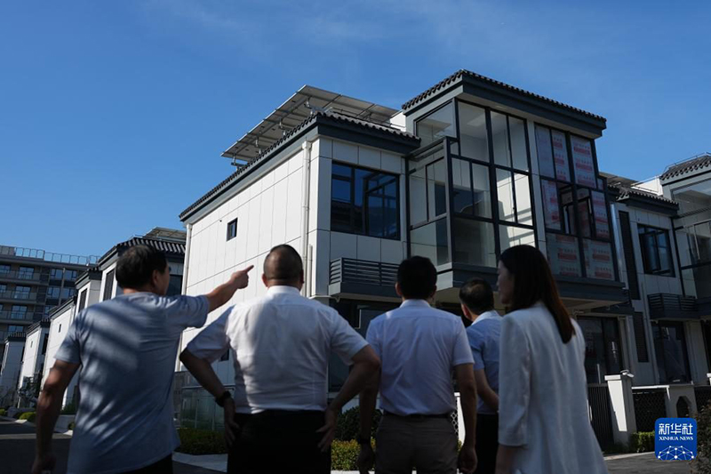 Чжэцзян ?лкес? Нинбо ?аласында ауылды? ?йлерд?? шатырында?ы фотоэлектрл?к жобалар электр жел?с?не ?осылды