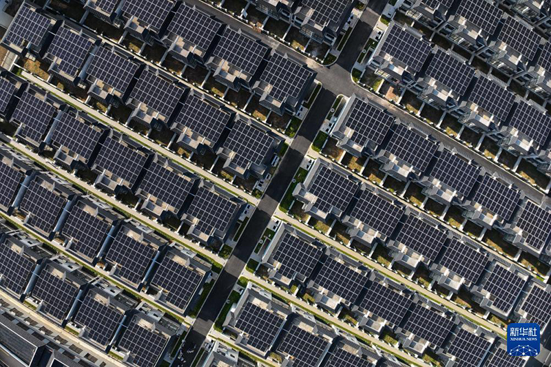 Чжэцзян ?лкес? Нинбо ?аласында ауылды? ?йлерд?? шатырында?ы фотоэлектрл?к жобалар электр жел?с?не ?осылды