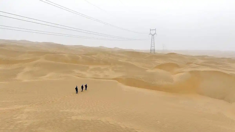 Такламакан ш?л?ндег? патруль: ?ыпыры? ысты?та электр жел?с?н к?зетуш?лер