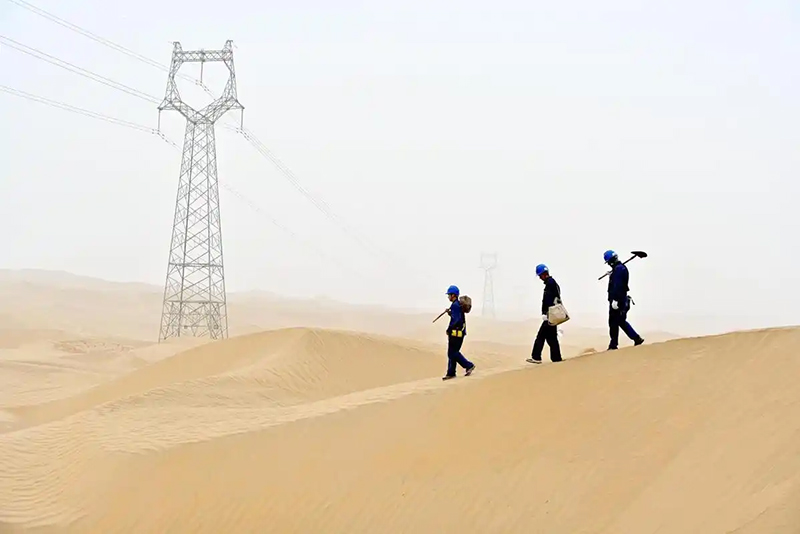 Такламакан ш?л?ндег? патруль: ?ыпыры? ысты?та электр жел?с?н к?зетуш?лер