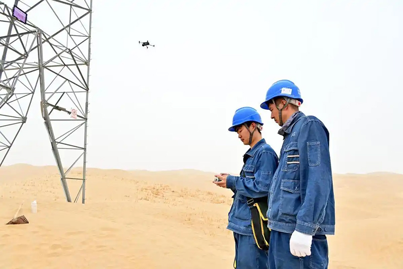 Такламакан ш?л?ндег? патруль: ?ыпыры? ысты?та электр жел?с?н к?зетуш?лер