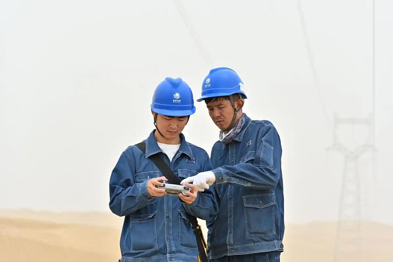 Такламакан ш?л?ндег? патруль: ?ыпыры? ысты?та электр жел?с?н к?зетуш?лер