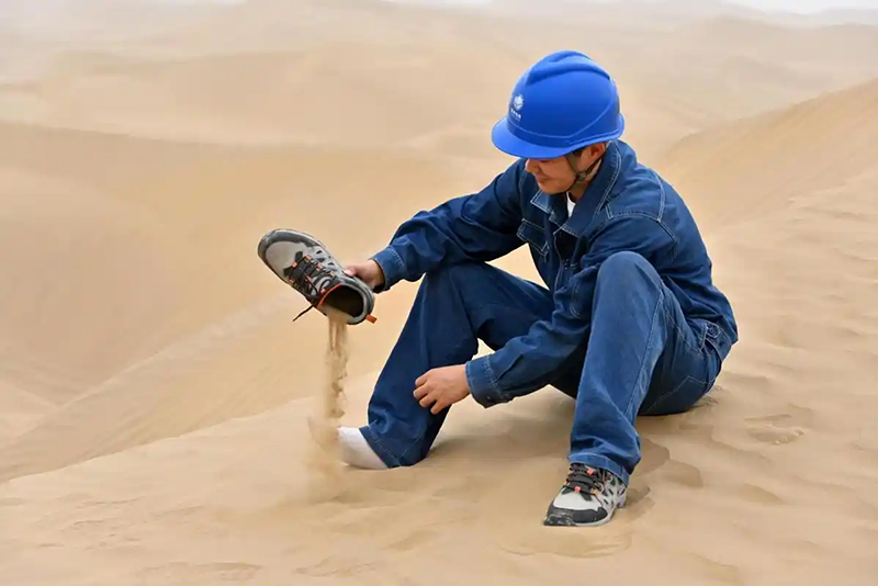 Такламакан ш?л?ндег? патруль: ?ыпыры? ысты?та электр жел?с?н к?зетуш?лер