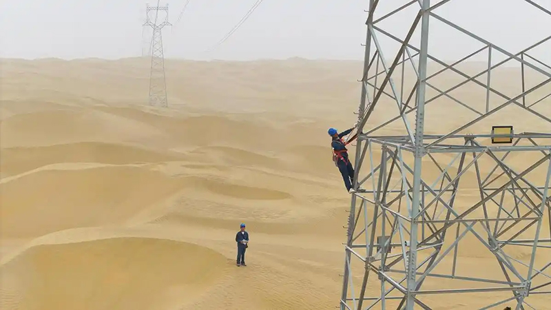 Такламакан ш?л?ндег? патруль: ?ыпыры? ысты?та электр жел?с?н к?зетуш?лер