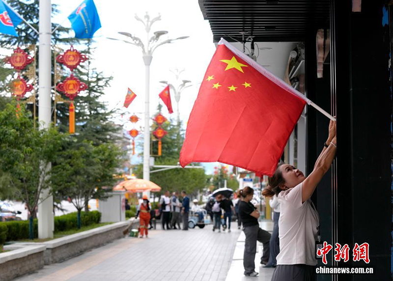 Сицзан автономиялы? регионыны? 60 жылды?ы жа?ында?ан сайын Лхаса к?шес?нен мерекен?? леб? ест?