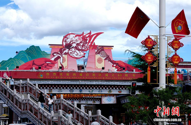 Сицзан автономиялы? регионыны? 60 жылды?ы жа?ында?ан сайын Лхаса к?шес?нен мерекен?? леб? ест?