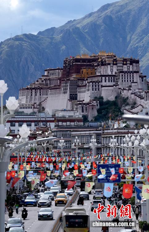 Сицзан автономиялы? регионыны? 60 жылды?ы жа?ында?ан сайын Лхаса к?шес?нен мерекен?? леб? ест?