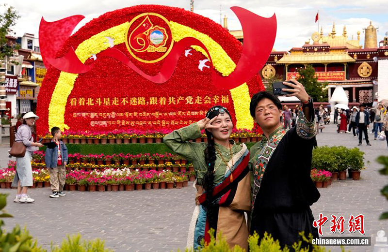 Сицзан автономиялы? регионыны? 60 жылды?ы жа?ында?ан сайын Лхаса к?шес?нен мерекен?? леб? ест?