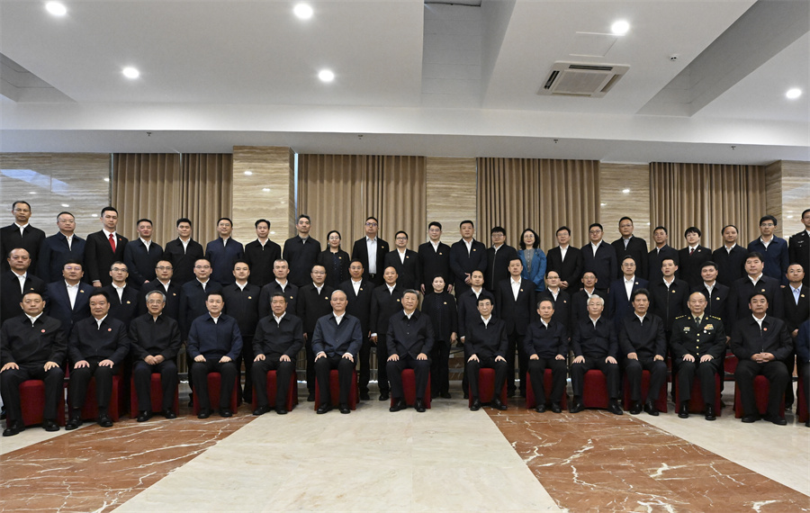 Си Цзиньпин Сицзанда?ы барлы? этникалы? топты? ?к?лдер?мен кездест?