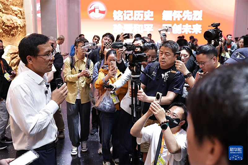 Шетелд?к ж?не отанды? 200-ге жуы? т?лш? ?ытай хал?ыны? Жапон?а ?арсы со?ысыны? мемориалды? залына зиярат етт?