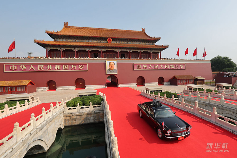 Си Цзиньпин к?л?кпен ?ытай Халы? Азатты? армиясыны? жаяу ?скерлер бригадасы мен ??рал-жабды?тар бригадасын тексерд?