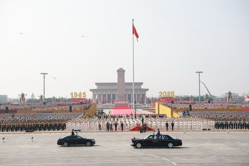 Си Цзиньпин к?л?кпен ?ытай Халы? Азатты? армиясыны? жаяу ?скерлер бригадасы мен ??рал-жабды?тар бригадасын тексерд?