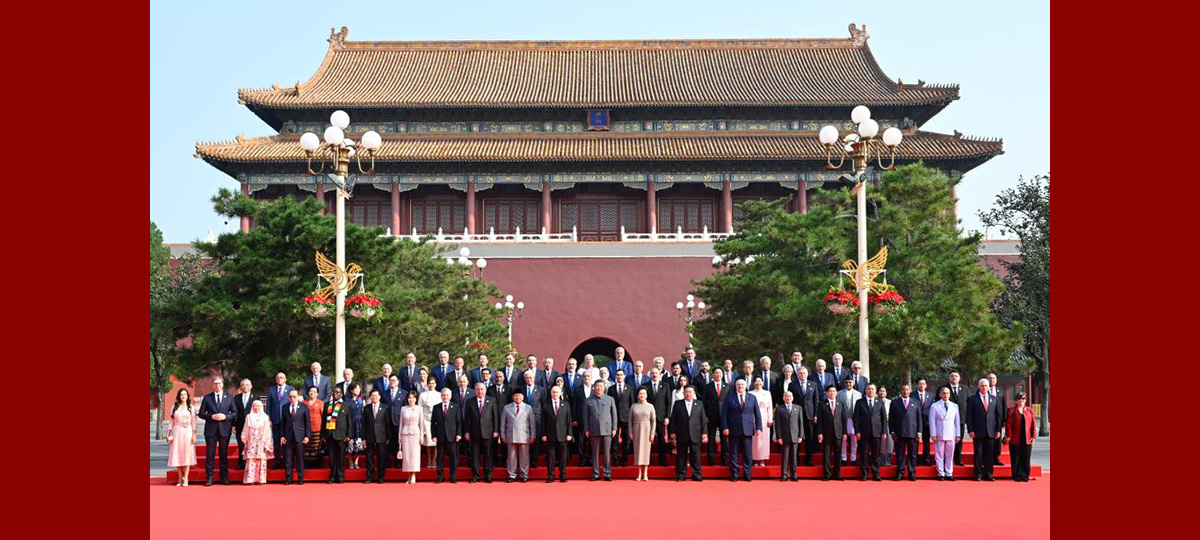 Си Цзиньпин же??ст? еске алу жиналысына ?атыс?ан шетелд?к ?она?тармен топты? суретке т?ст?