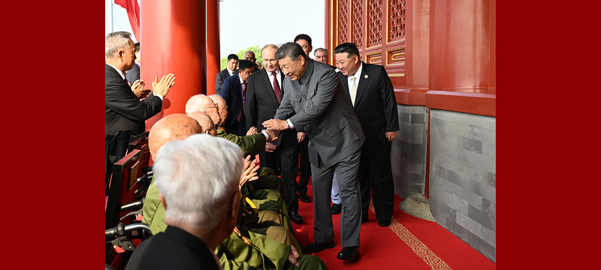 Си Цзиньпин Жапон?а ?арсы со?ыс ардагерлер?мен ?ол алысты