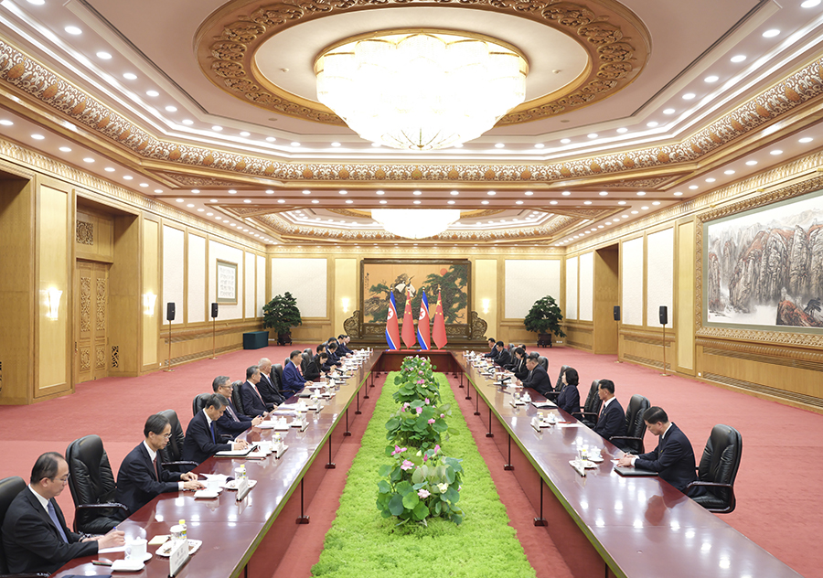 Си Цзиньпин КХДР Е?бек партиясыны? Бас хатшысы, Мемлекетт?к ке?ест?? т?ра?асы Ким Чен Ынмен кел?сс?здер ж?рг?зд?